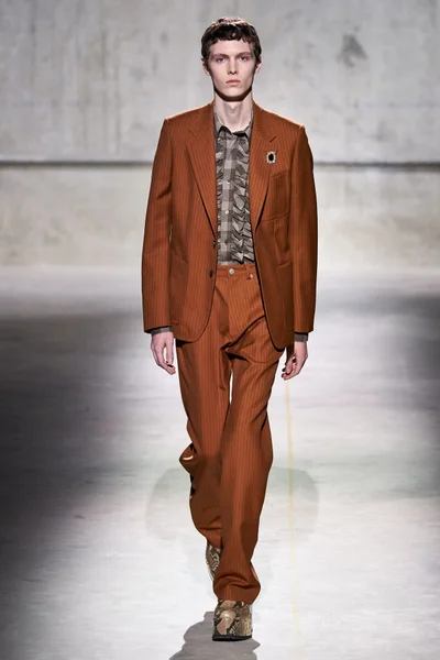 Look 27